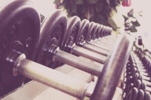 Read more about the article Muskelaufbau mit Hanteln: Sieben Übungen trainieren den ganzen Körper